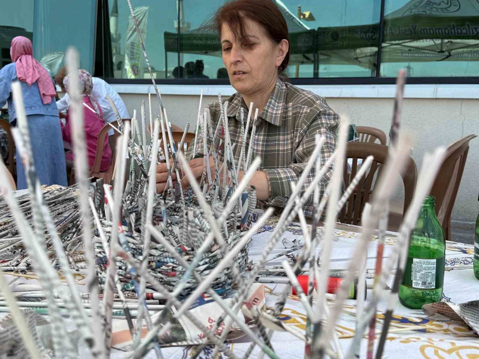Atık kağıtlar ile sanatsal farkındalık &ccedil;alışması