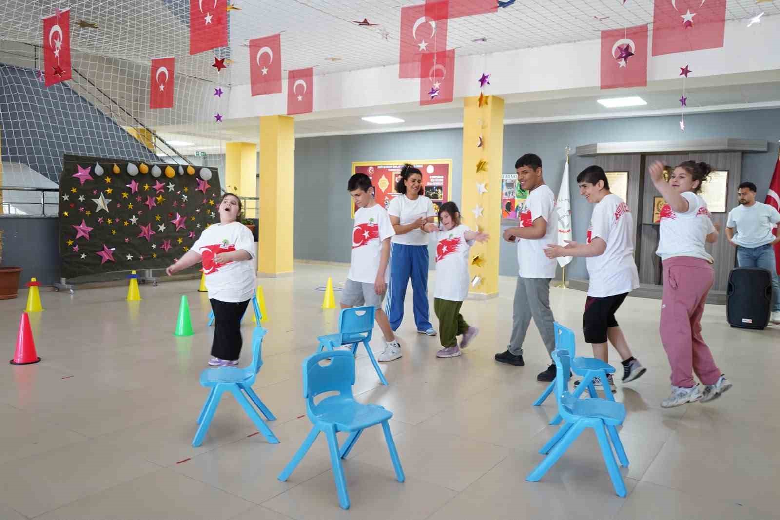 Spor festivali, &ouml;zel ihtiya&ccedil;lı &ouml;ğrencilerin y&uuml;z&uuml;n&uuml; g&uuml;ld&uuml;rd&uuml;