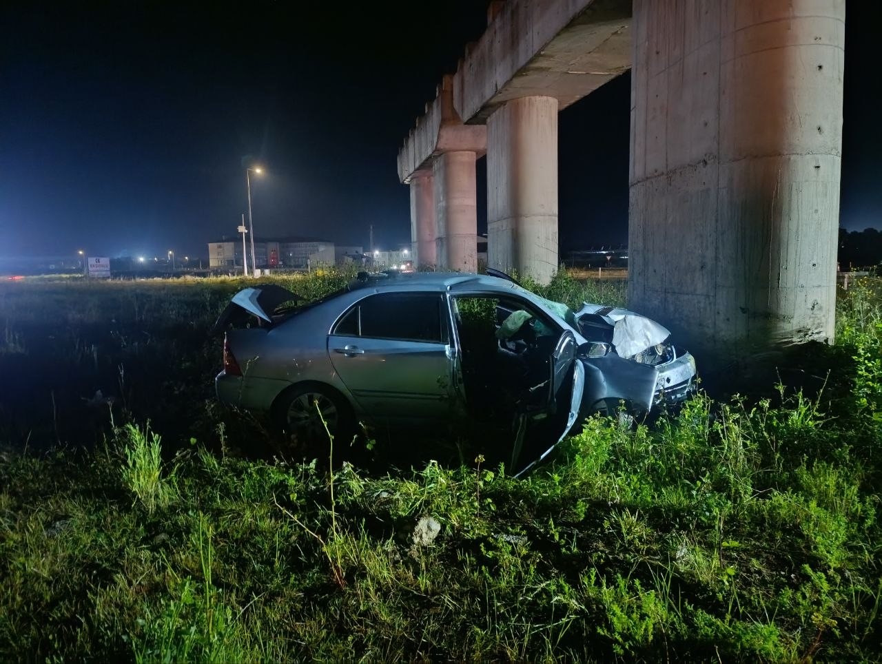 Kontrolden &ccedil;ıkan otomobil k&ouml;pr&uuml; ayağına &ccedil;arparak durdu: 2 yaralı