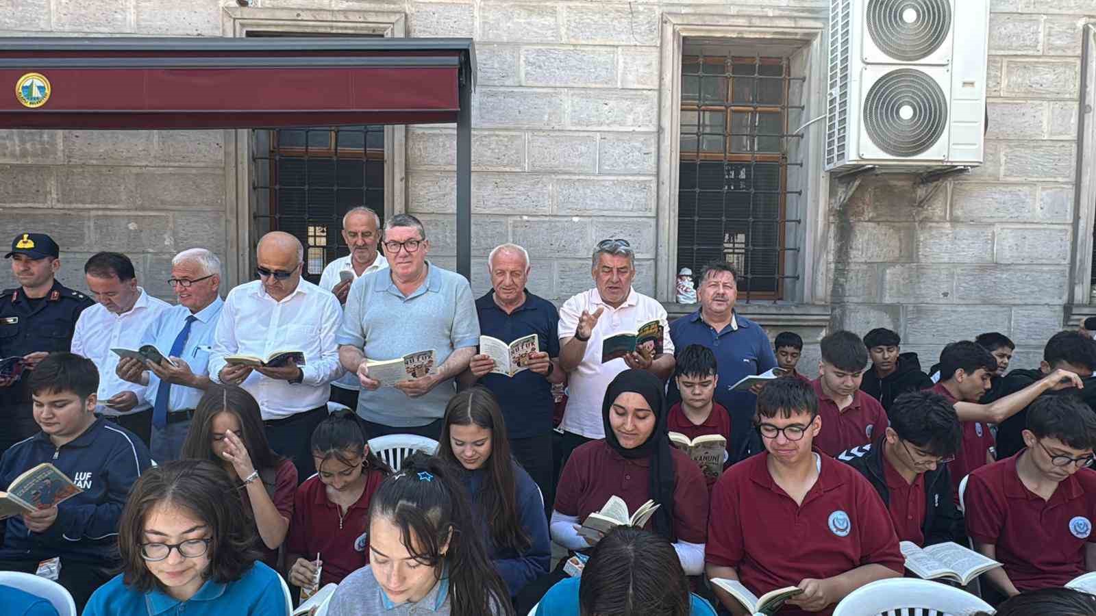 Farkındalık i&ccedil;in a&ccedil;ık havada kitap okudular