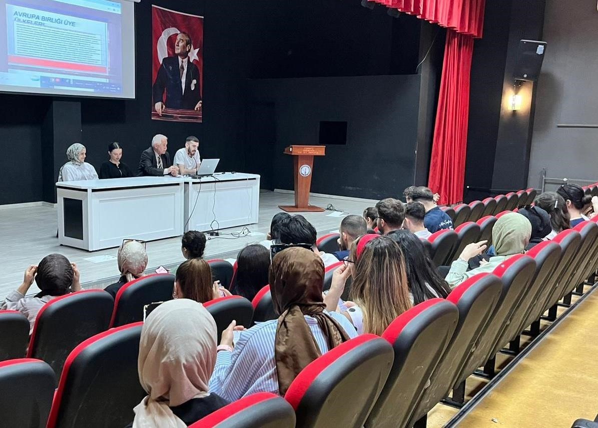 DP&Uuml; Domani&ccedil; Hayme Ana MYO&rsquo;da &rsquo;Avrupa Birliği ve Demokrasi&rsquo; farkındalığı semineri d&uuml;zenlendi