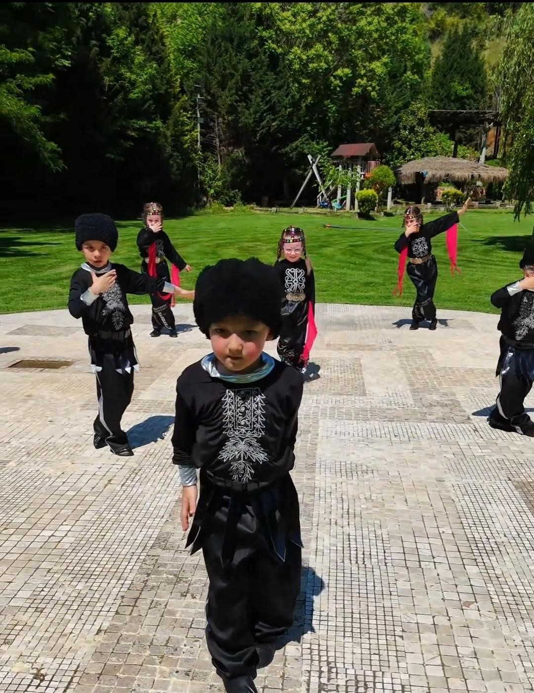 Kazak T&uuml;rklerinin geleneksel y&ouml;resel kıyafetleri ile &uuml;nl&uuml; &rsquo;Kartal Dansı&rsquo;nı sahnelediler