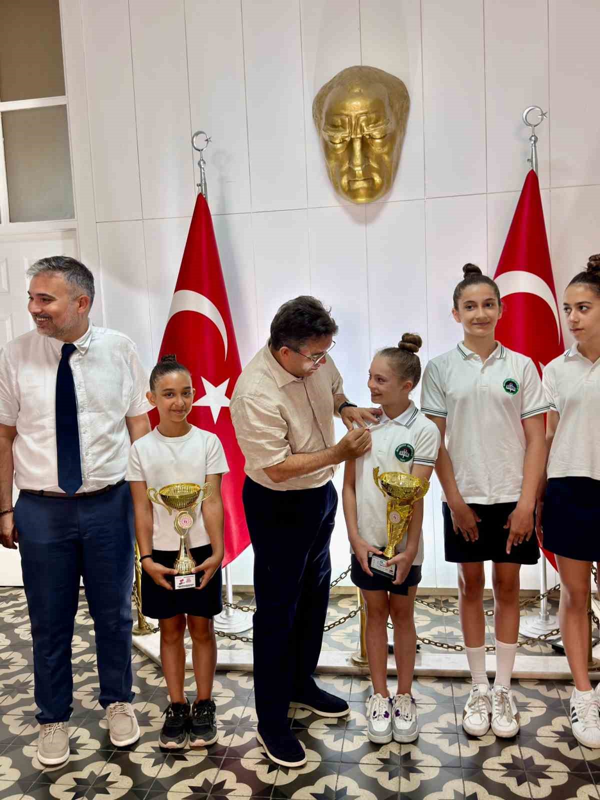 Kaymakam Kaya, Marmaris&rsquo;in şampiyon jimnastik&ccedil;ilerini ağırladı