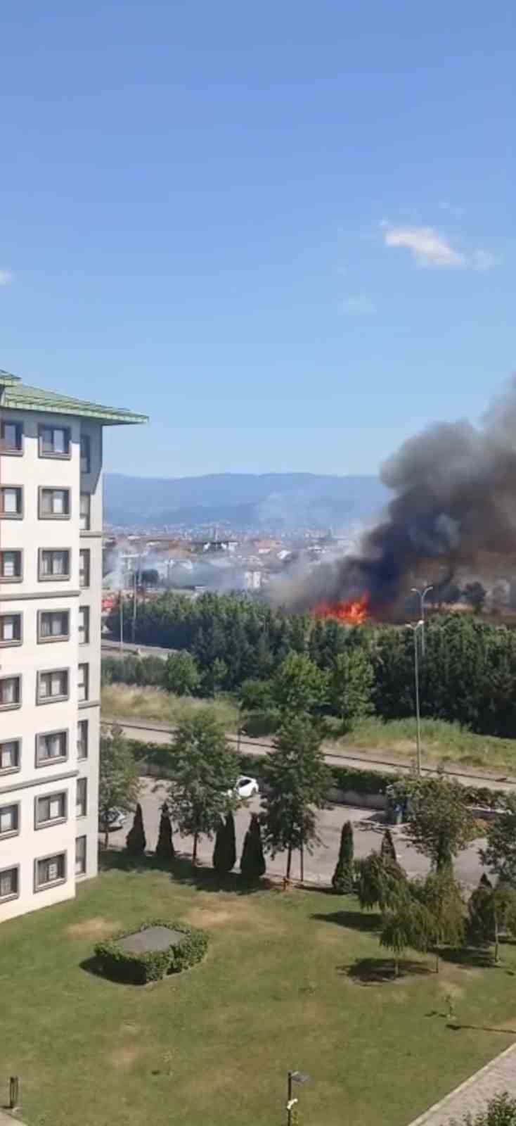 Kocaeli&rsquo;de saman y&uuml;kl&uuml; tırın r&ouml;morkunda &ccedil;ıkan yangın mahalleyi sardı