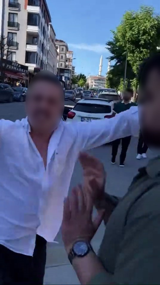 Avcılar&rsquo;da yaşanan kaza sonrası s&uuml;r&uuml;c&uuml;y&uuml; darp ettiler: O anlar kameraya yansıdı
