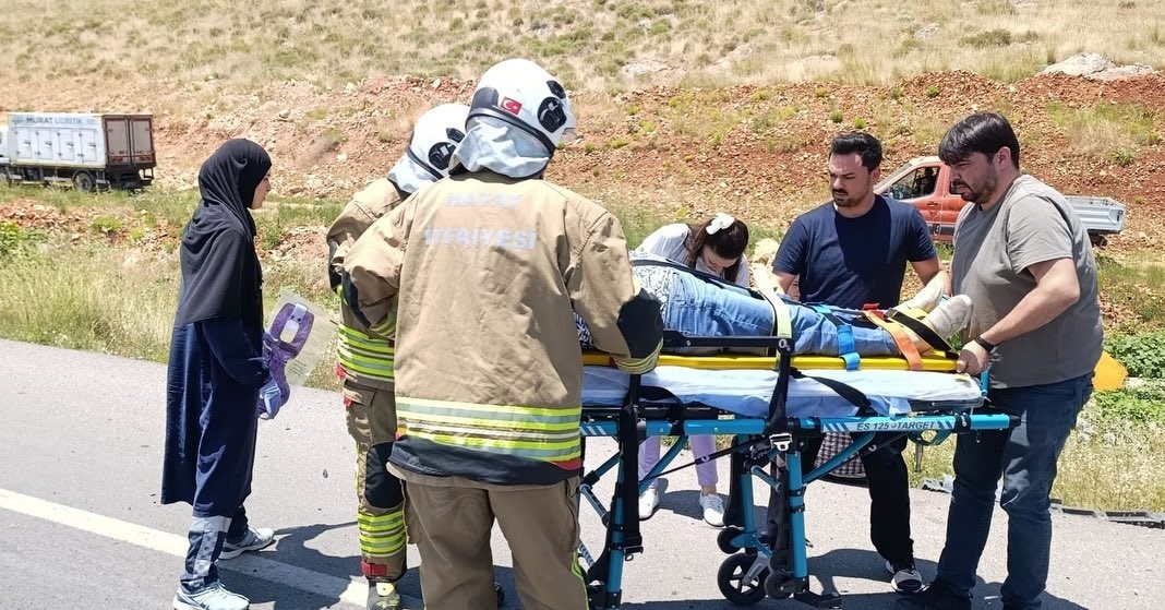Kırıkhan&rsquo;da trakt&ouml;rle &ccedil;arpışan otomobil takla attı: 2 yaralı