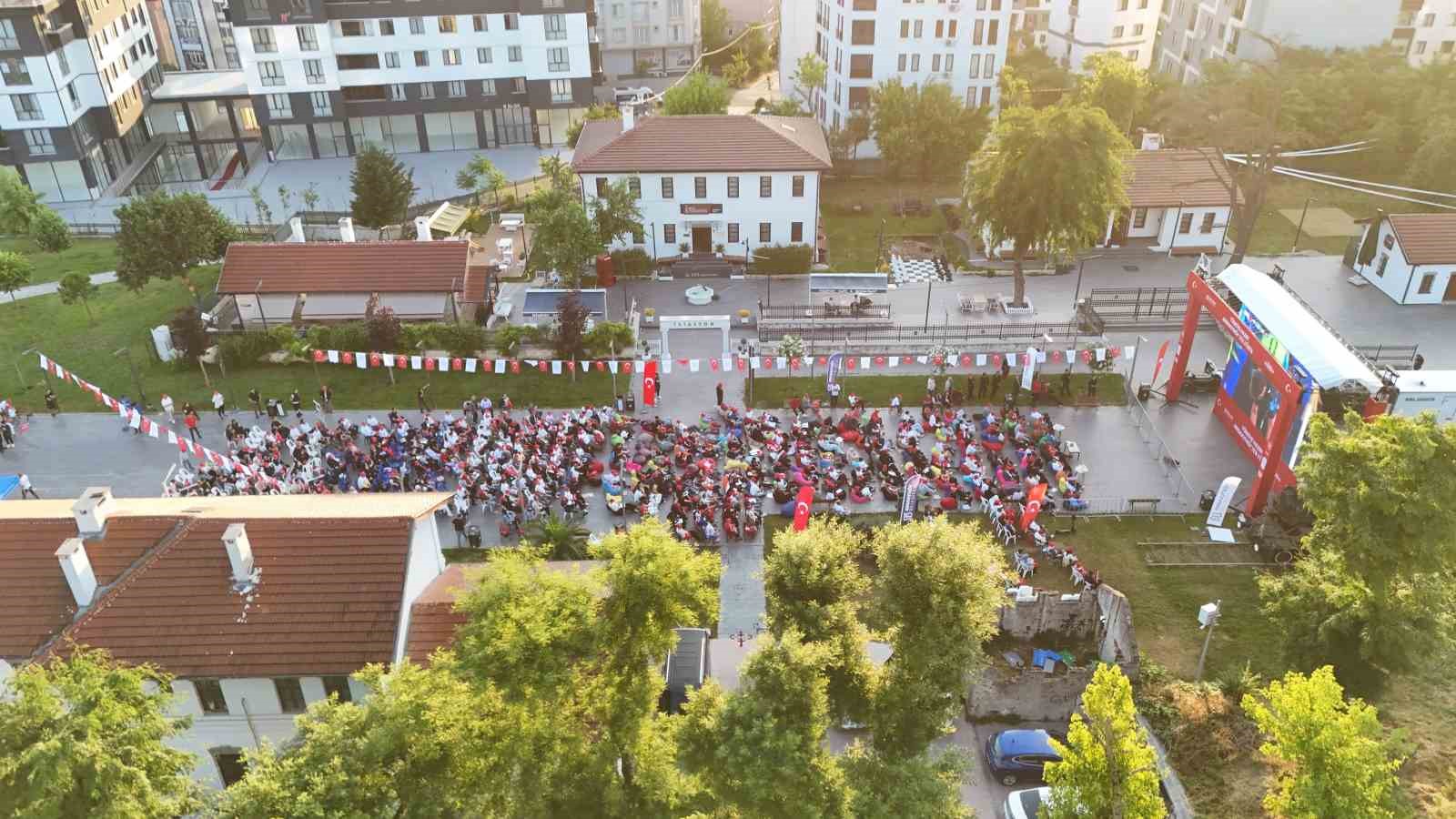 Arnavutk&ouml;y&rsquo;de binlerce kişi milli ma&ccedil; heyecanını dev ekranlarda yaşadı
