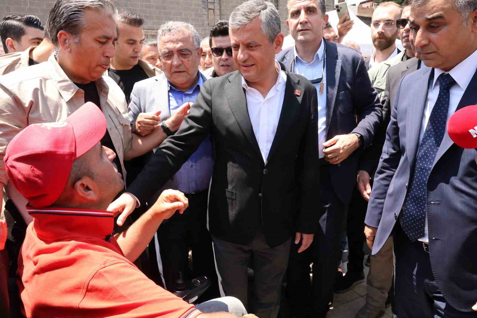 CHP Grup Başkanı &Ouml;zel, Selahattin Demirtaş&rsquo;ın selamını Diyarbakırlılara iletti