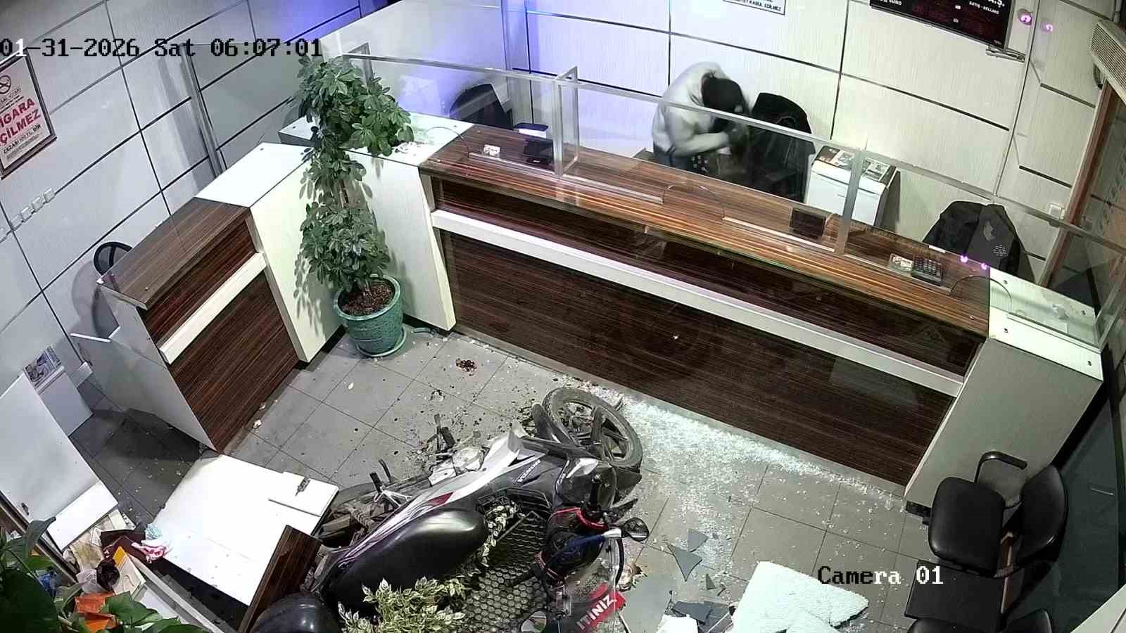Film gibi soygun kameraya yansıdı: Kepengi ara&ccedil;la yıkıp 16 bin dolar &ccedil;aldılar