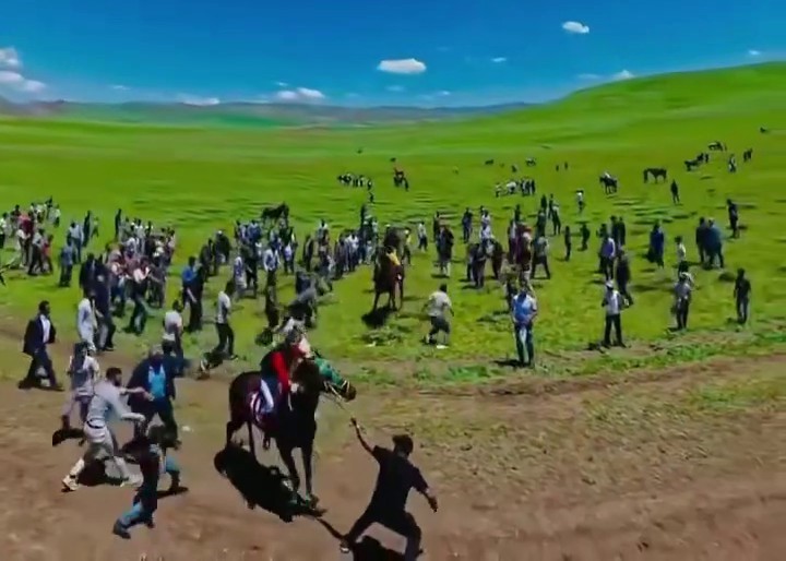 Asırlık at yarışında tepki toplayan anlar