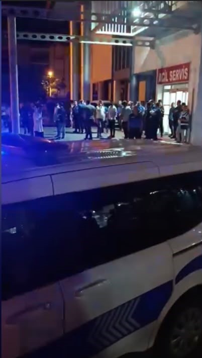 D&uuml;ğ&uuml;nde başlayan tartışma silahlı kavgaya d&ouml;n&uuml;şt&uuml;: 1 &ouml;l&uuml;, 6 yaralı