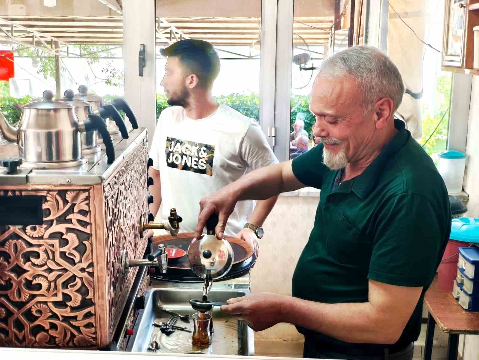 &Ccedil;ay demlerken şiir yazıyor: 40 yıllık &ccedil;aycı şiirleriyle g&ouml;n&uuml;l ısıtıyor