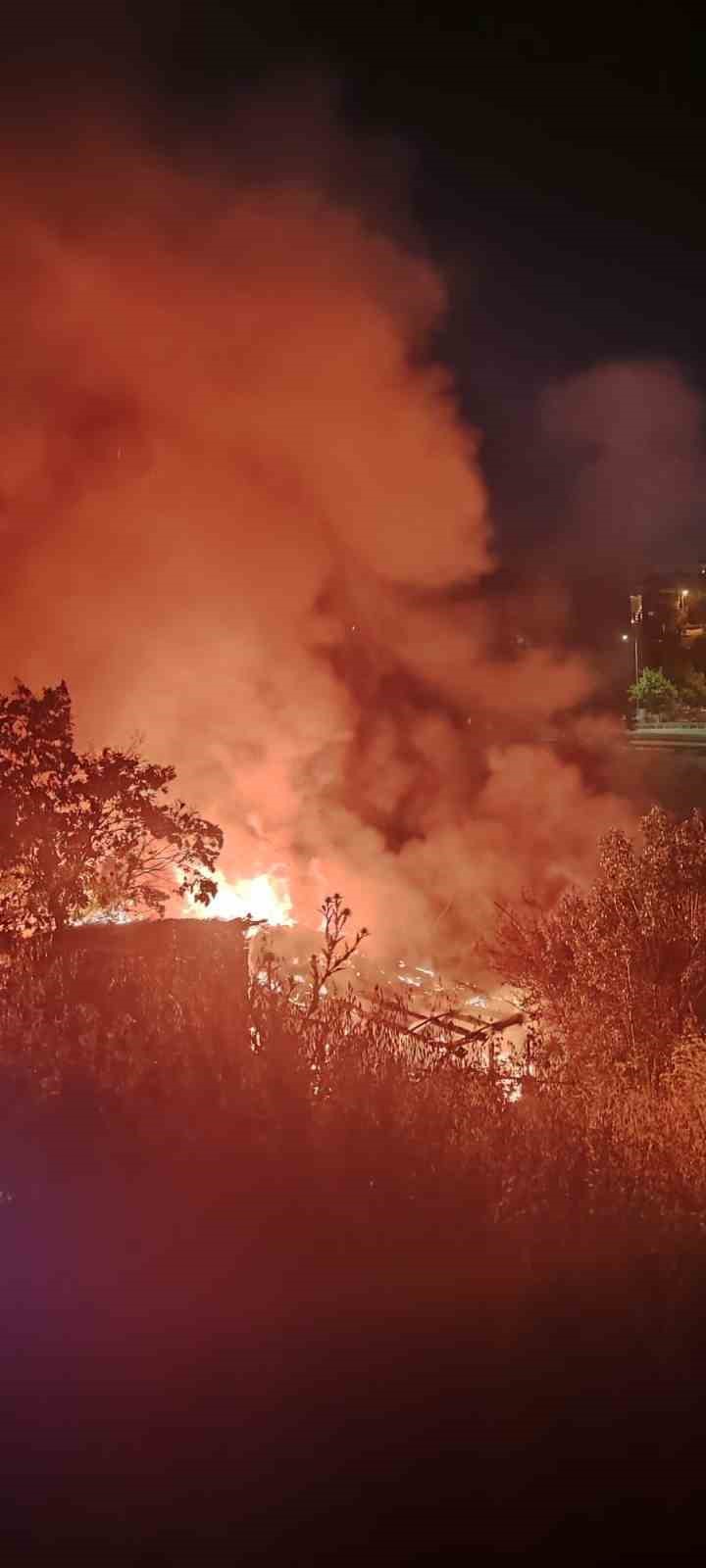 Sultanbeyli&rsquo;de korkutan gecekondu yangını