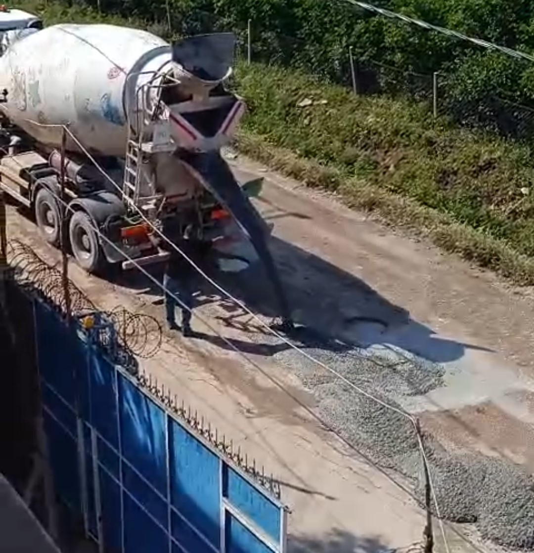 Vatandaş belediyeden umudu kesince cebinden para verip &ccedil;ukura beton d&ouml;kt&uuml;