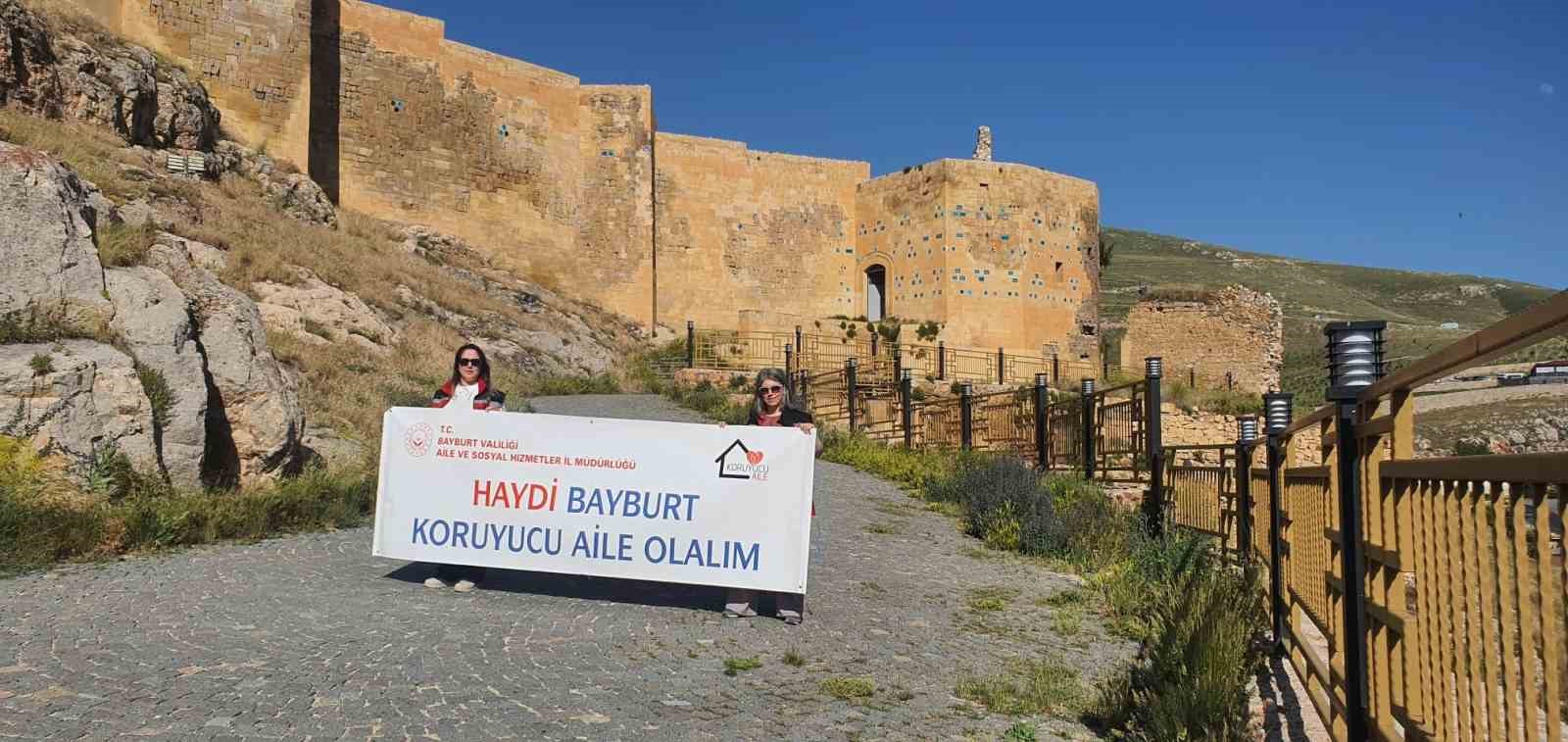 Bayburt&rsquo;ta koruyucu aile farkındalığı i&ccedil;in simge yapılara pankart asıldı