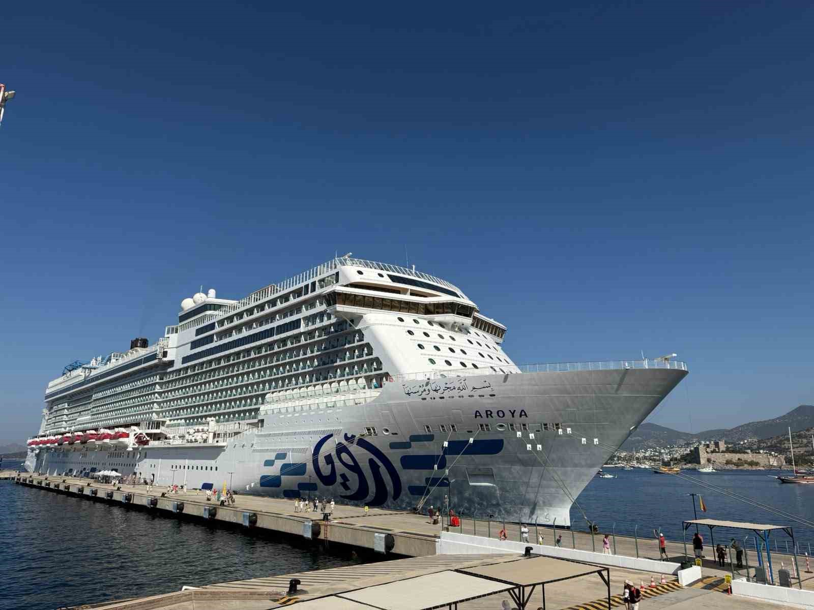 Dev kruvaziyer gemisi yeniden Bodrum&rsquo;a geldi