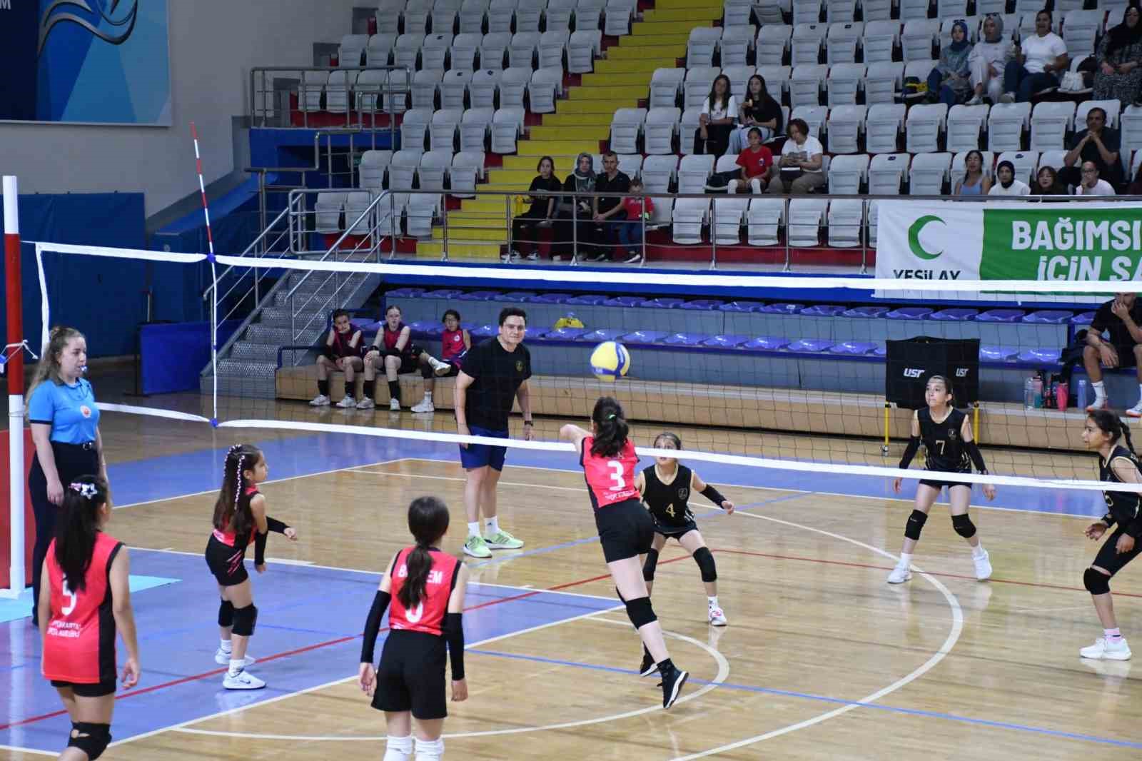 Mini Kızlar Voleybol M&uuml;sabakaları sona erdi