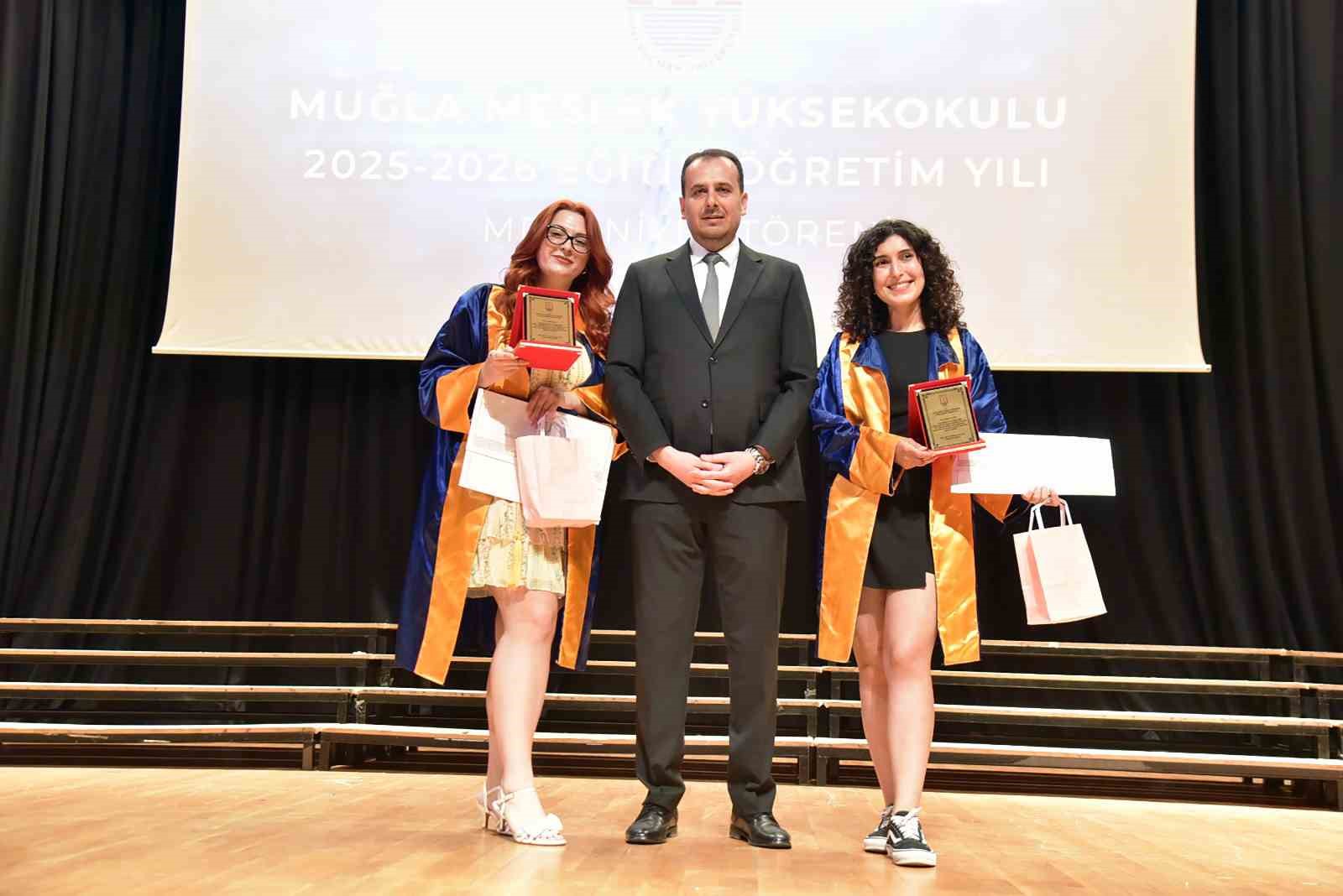 Muğla MYO&rsquo;da mezuniyet sevinci