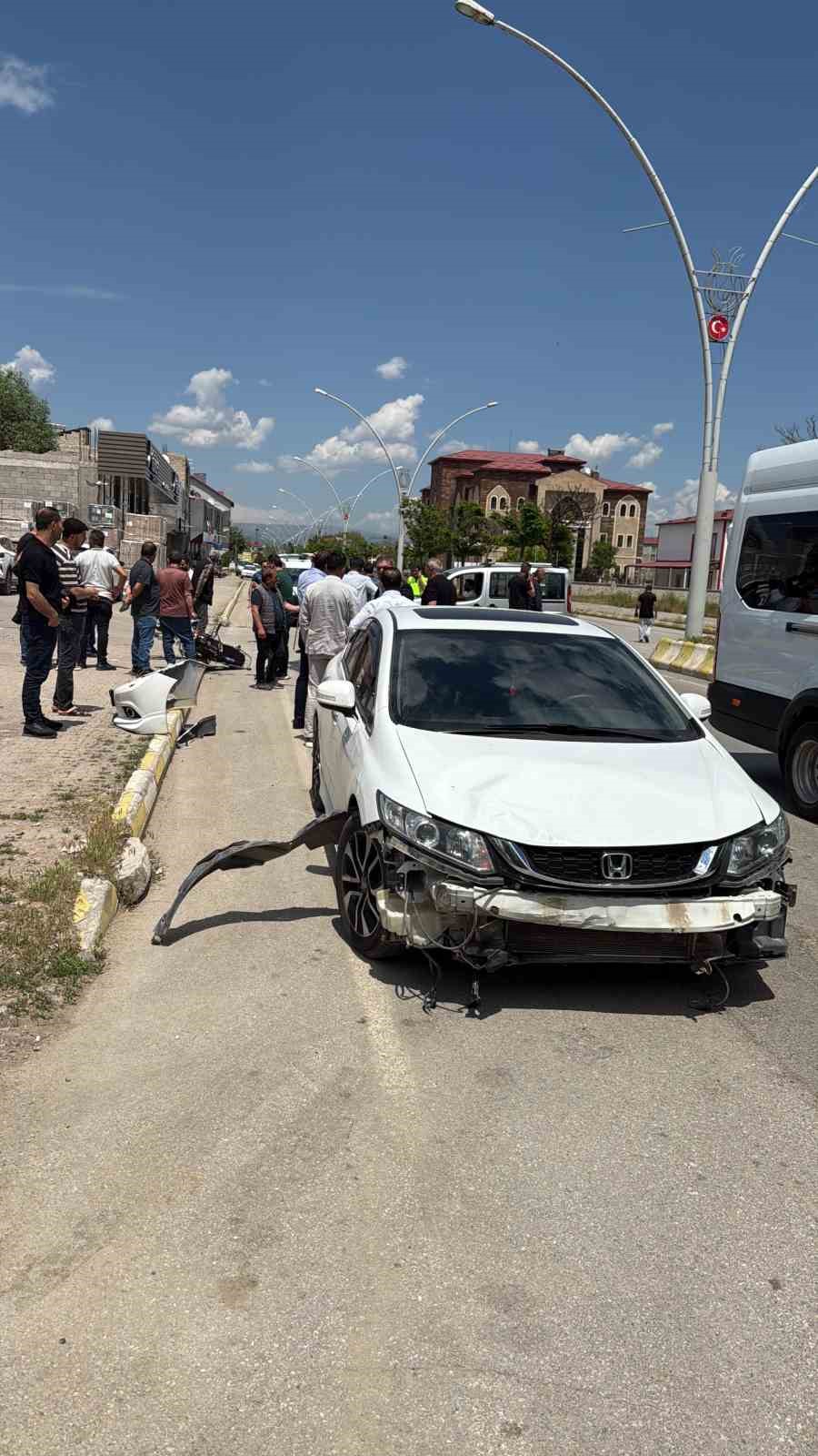 Muş&rsquo;ta otomobil ile motosiklet &ccedil;arpıştı: 2 yaralı