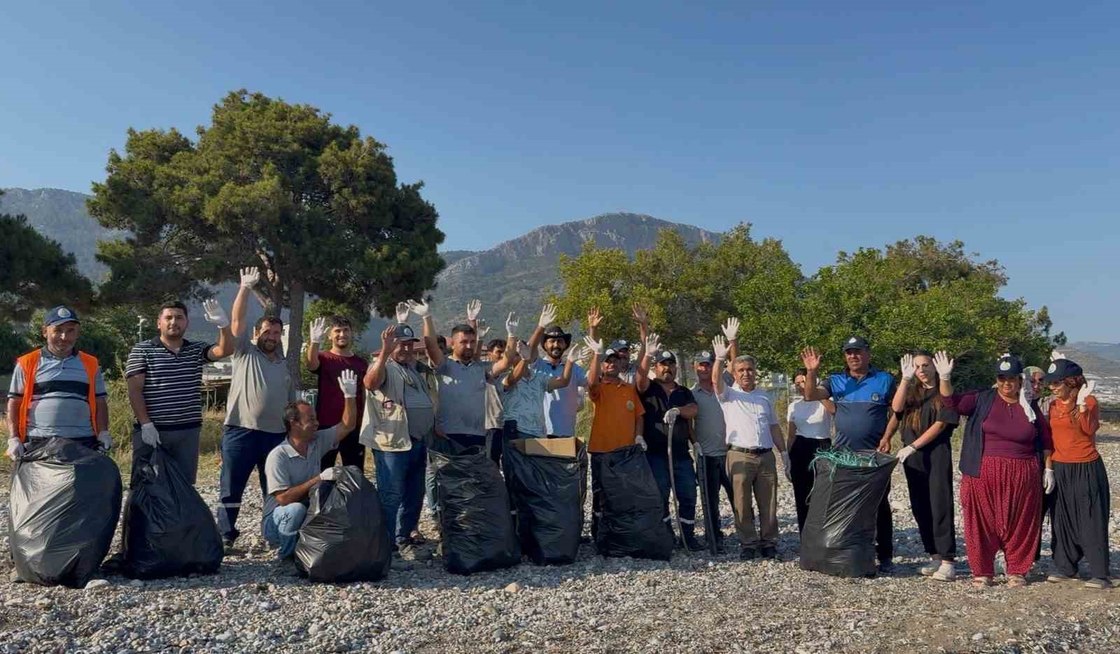 Mersin&rsquo;de gen&ccedil;lerden sahil temizliği seferberliği