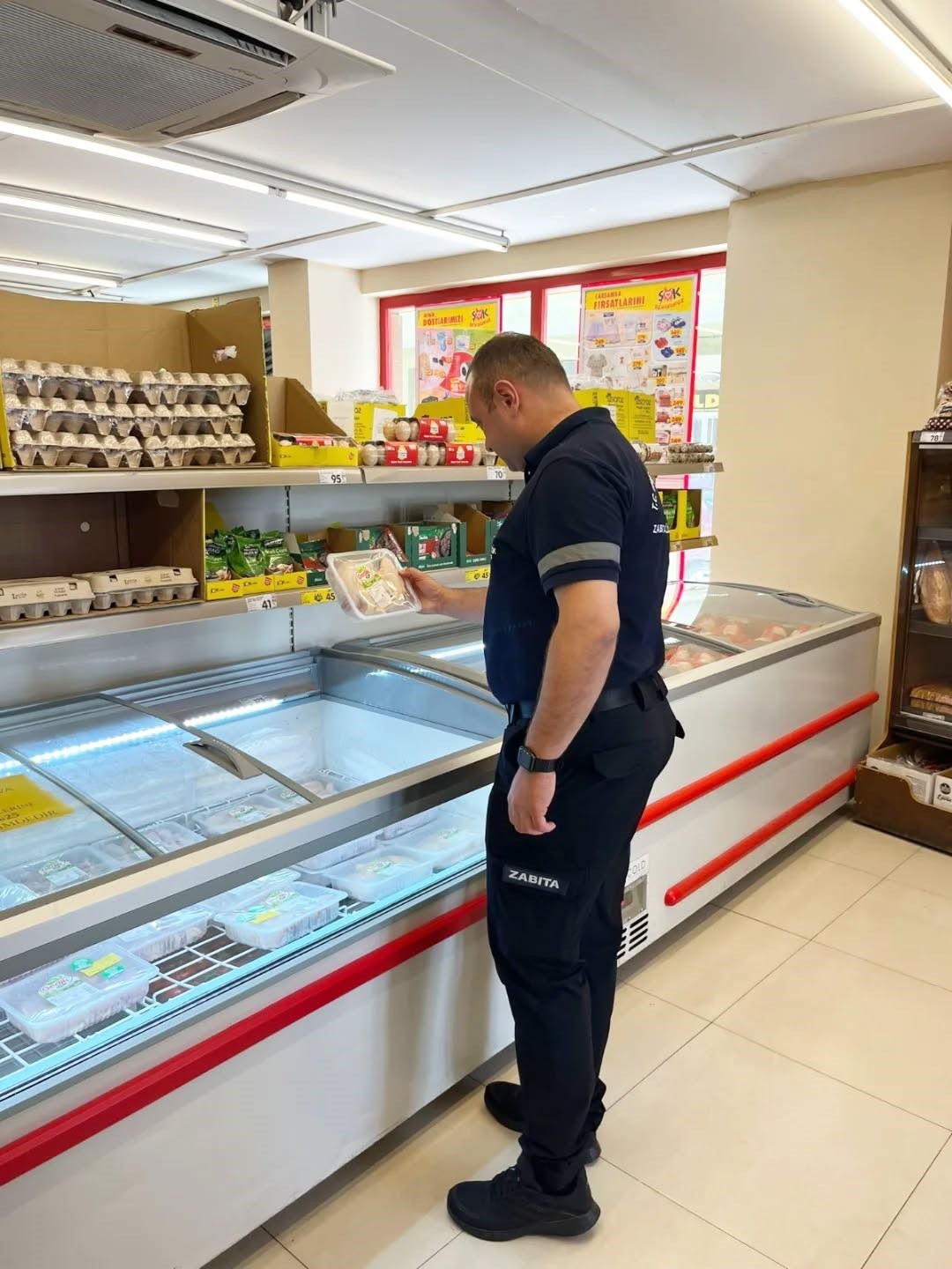 Germencik&rsquo;te zabıta ekipleri marketlerde etiket ve son kullanma tarihi kontrol&uuml; yaptı