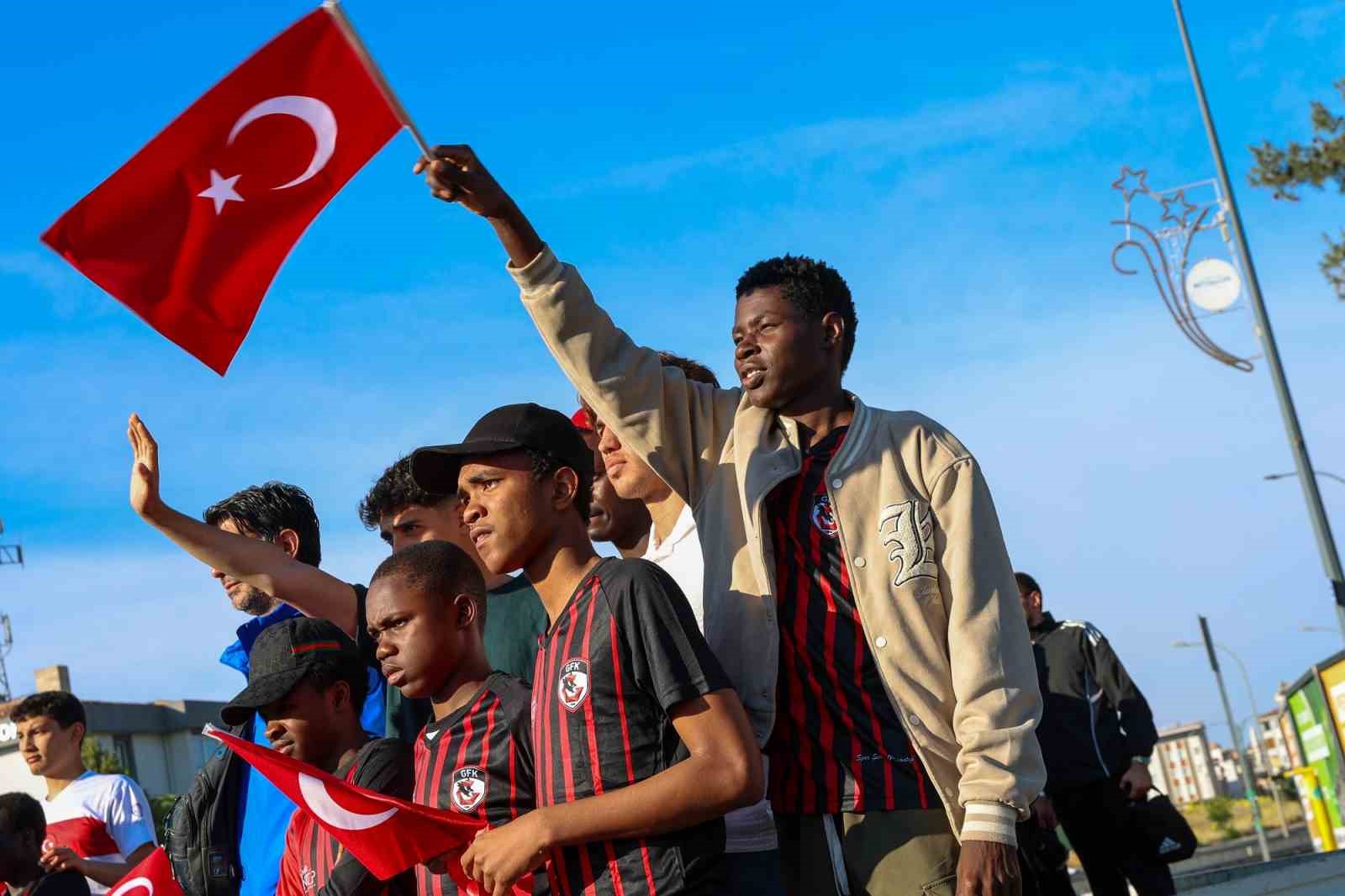 Gazi Şehirliler Milli heyecanı üniversite meydanında yaşadı