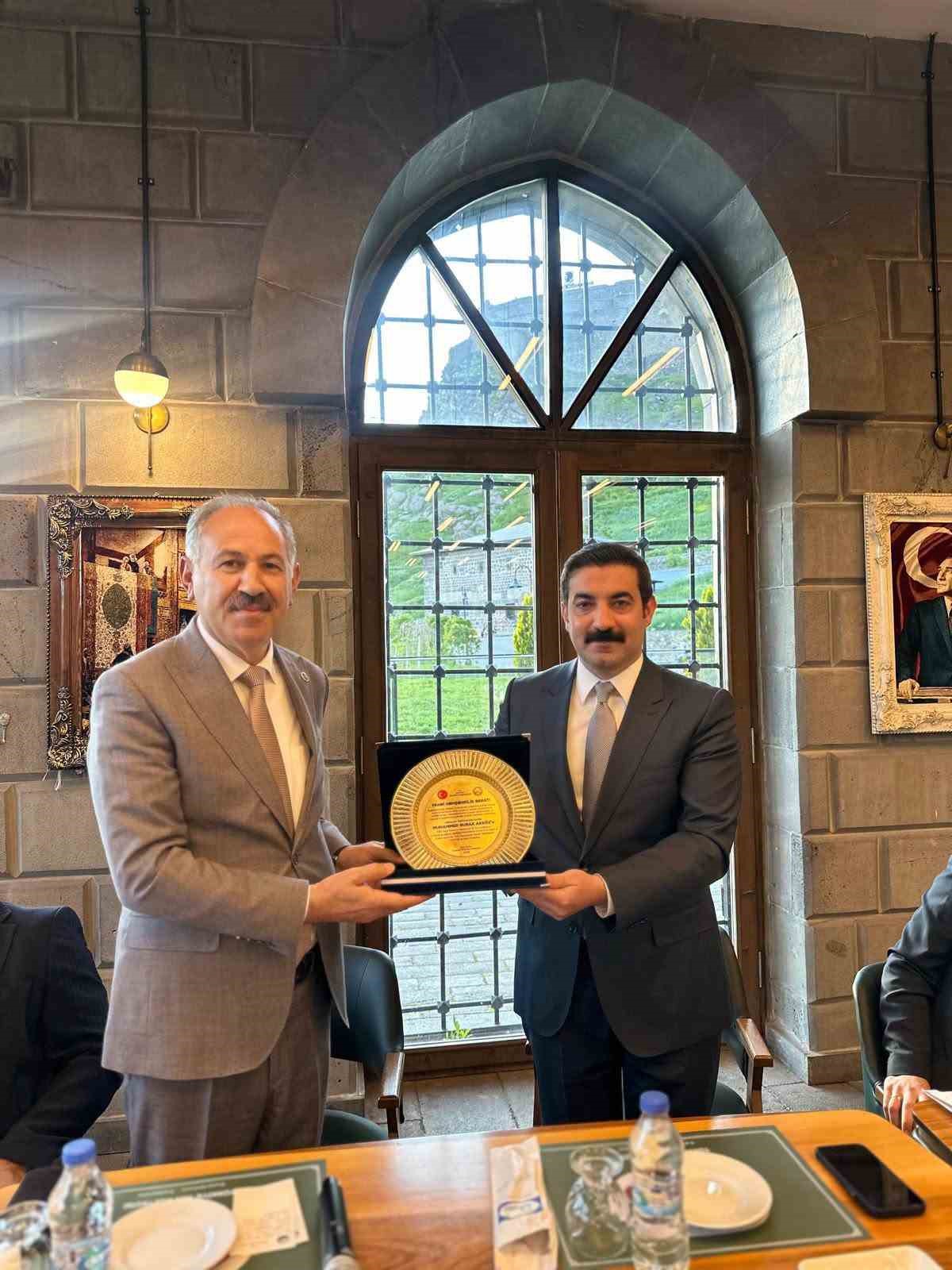 Arpa&ccedil;ay Kaymakamı Muhammed Burak Akk&ouml;z&rsquo;e duygusal veda