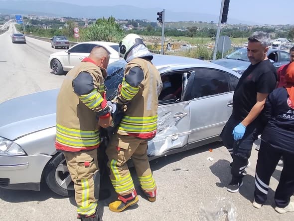 Defne&rsquo;de kamyonla &ccedil;arpışan otomobilin s&uuml;r&uuml;c&uuml;s&uuml; yaralandı