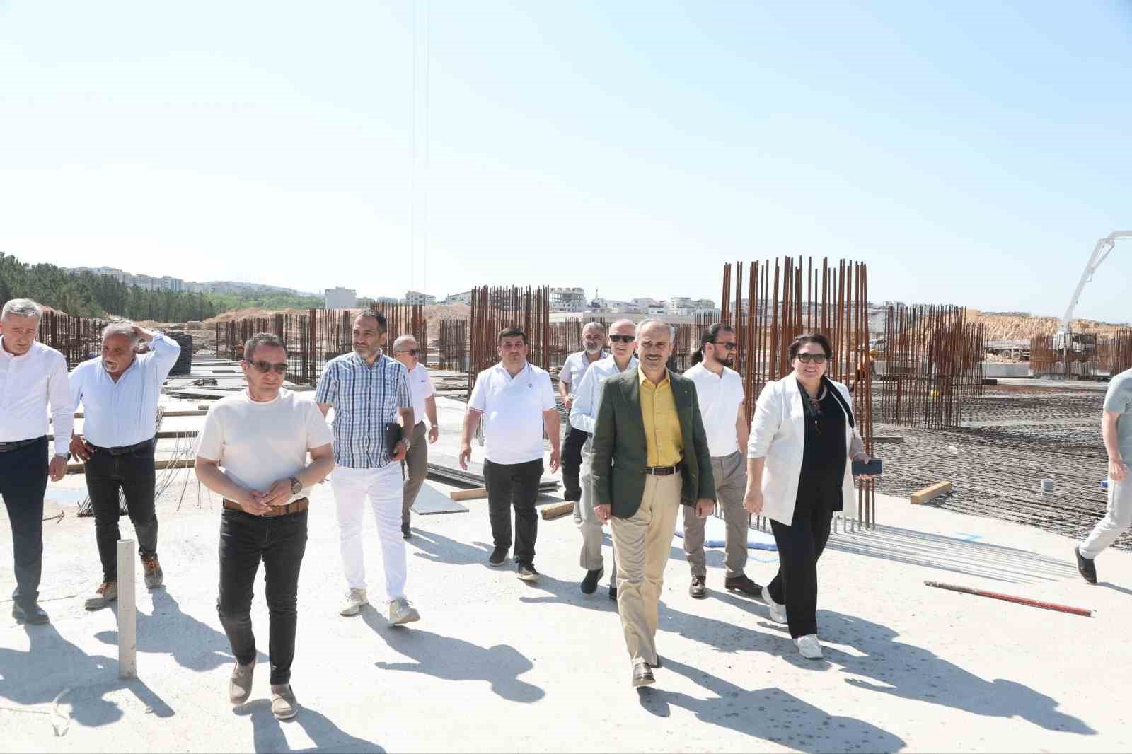 &Ccedil;ayırova Devlet Hastanesi&rsquo;nde 200 yataklı, deprem izolat&ouml;rl&uuml; inşaatta kaba yapının yarısına yaklaşıldı
