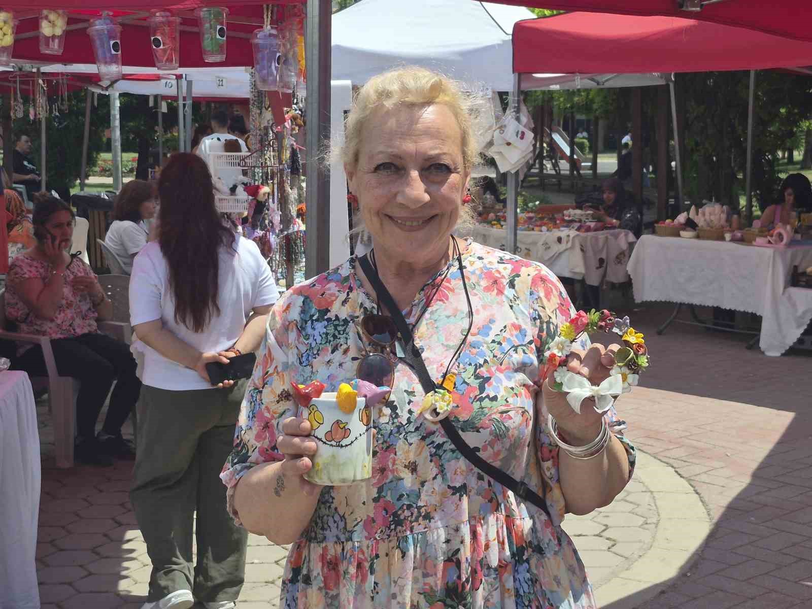 &Uuml;reten kadınların el emeği &uuml;r&uuml;nleri vatandaşların beğenisine sunuldu