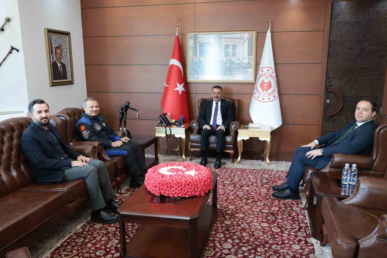 İlk T&uuml;rk Astronot Alper Geze ravcı&rsquo;dan Vali Bektaşoğlu&rsquo;na ziyaret