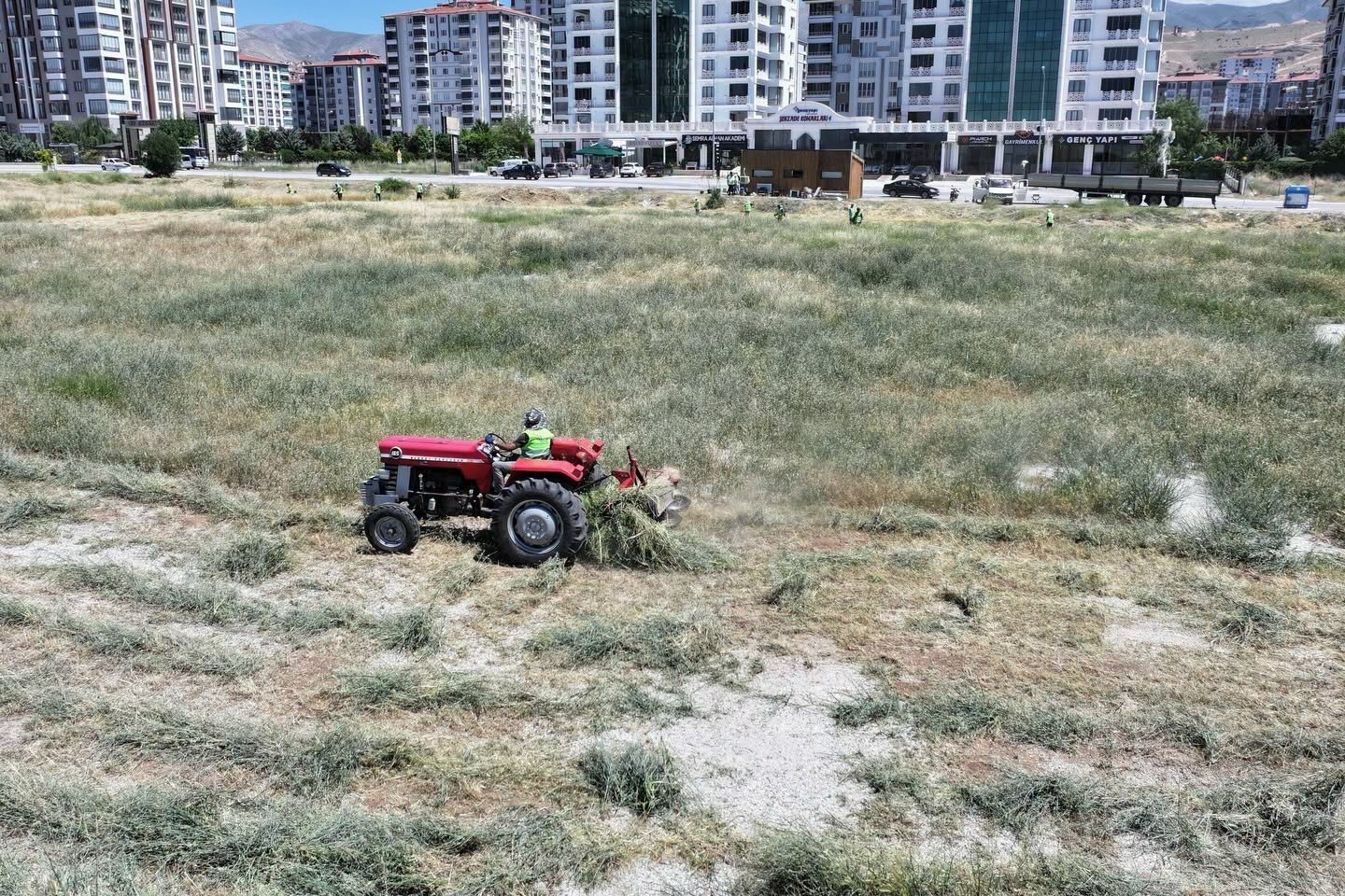 Yeşilyurt Belediyesi yangın riskine karşı ot bi&ccedil;me &ccedil;alışmalarını hızlandırdı