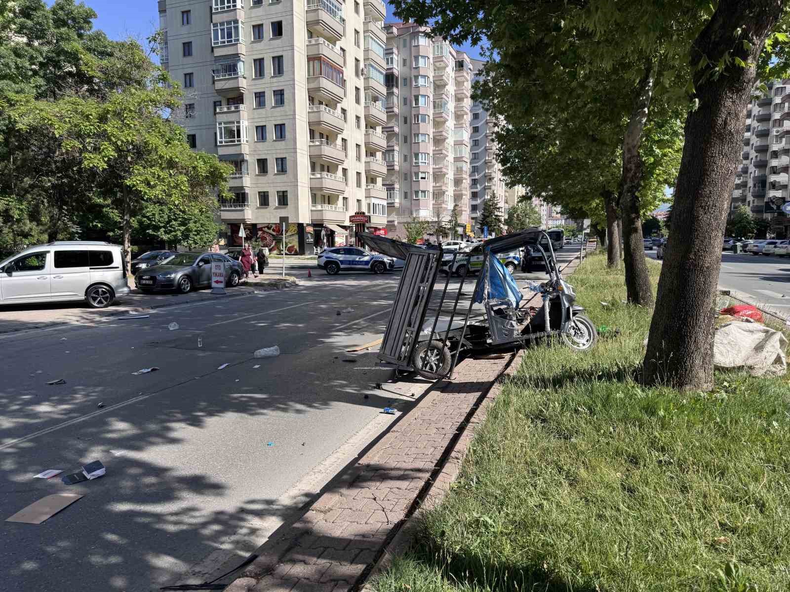 Otomobil ile moped &ccedil;arpıştı: 5 yaralı