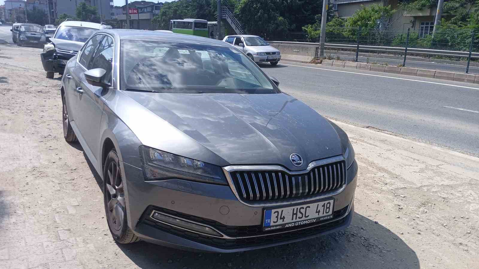 Kocaeli&rsquo;de hafif ticari ara&ccedil; otomobile &ccedil;arptı: 2 yaralı