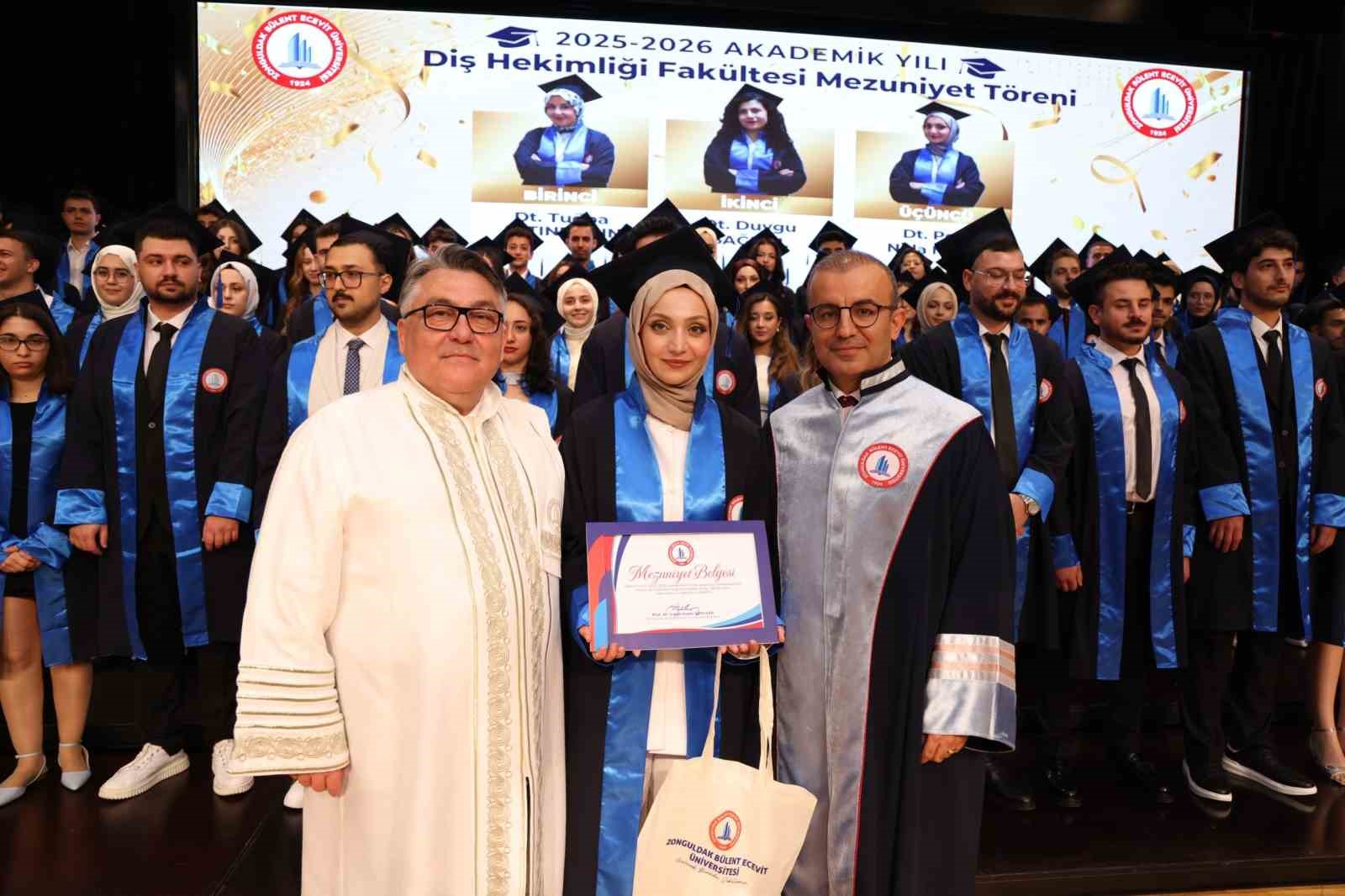 BEUN Diş Hekimliği Fak&uuml;ltesinde gurur g&uuml;n&uuml;: 106 gen&ccedil; diş hekimi geleceğe uğurlandı