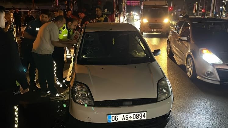 Sıkıştırılan otomobil takla attı: 4 yaralı, s&uuml;r&uuml;c&uuml; firarda