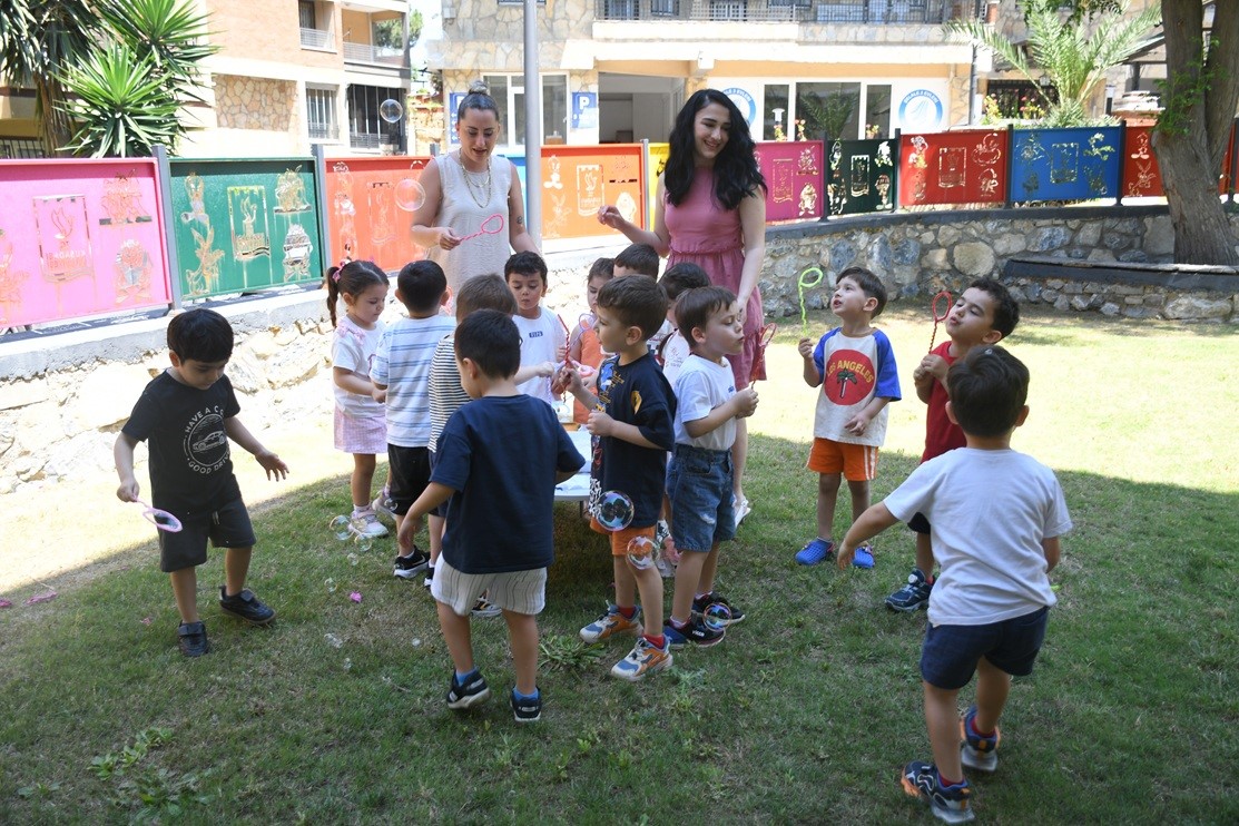 Kuşadası&rsquo;ndaki &Ccedil;ocuk Gelişim Merkezi yazın da hizmet vermeye devam ediyor