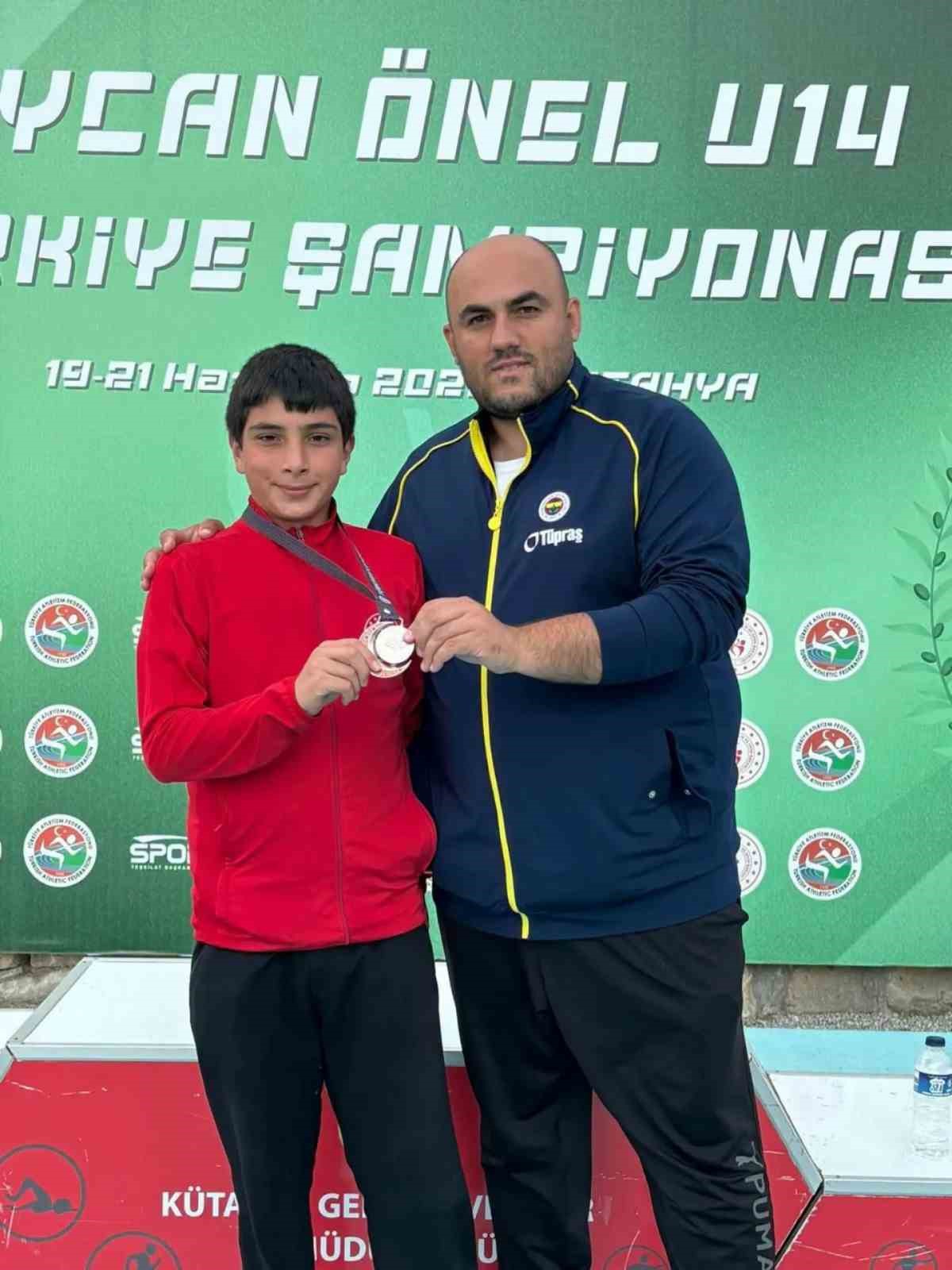 Sivaslı atletler K&uuml;tahya&rsquo;da Sivas r&uuml;zg&acirc;rı estirdi