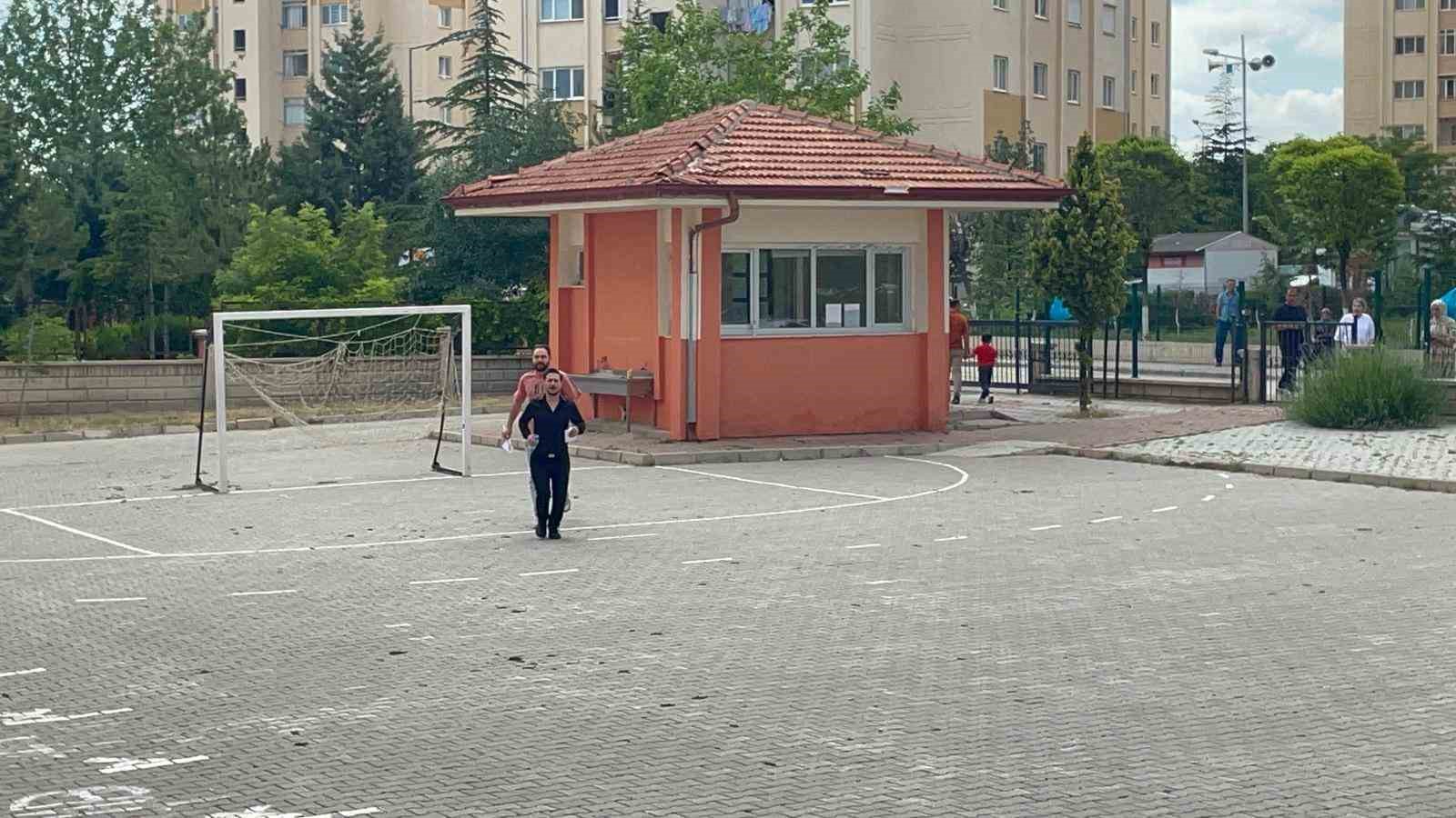 Karaman&rsquo;da AYT heyecanı: 3&rsquo;&uuml;nc&uuml; &uuml;niversite i&ccedil;in yarışan da vardı, kapıdan d&ouml;nen de