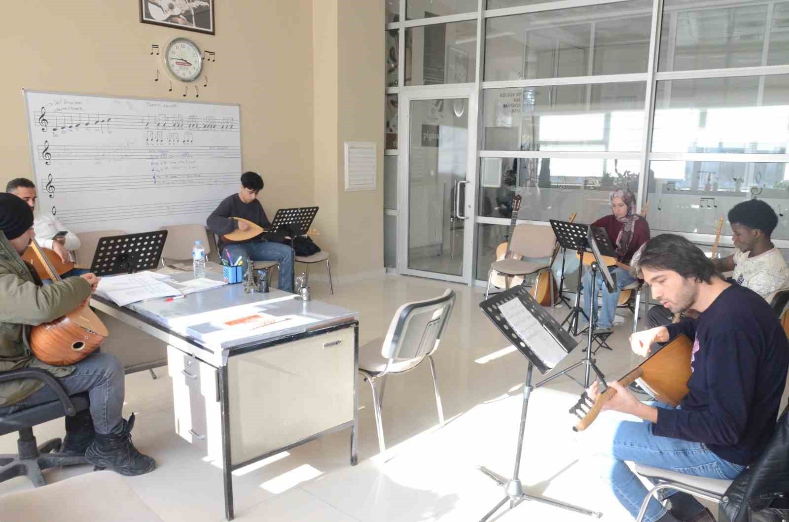 B&uuml;y&uuml;kşehir&rsquo;in bağlama kursu Afrika&rsquo;dan gelen &ouml;ğrenciye ilham oldu