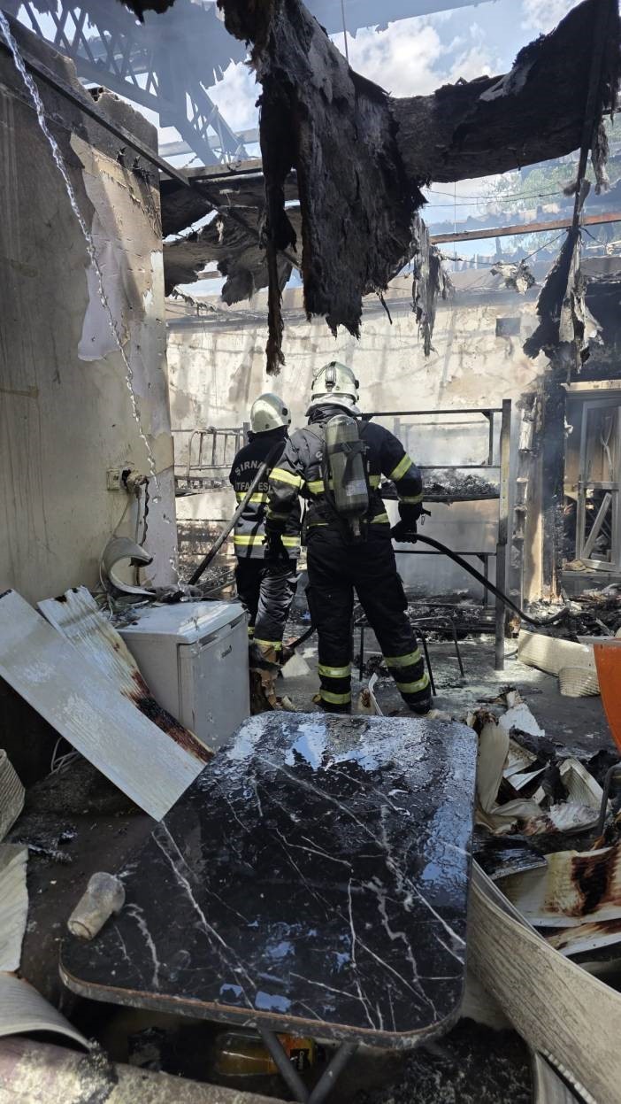 Şırnak&rsquo;ta alevlerin arasından T&uuml;rk bayrağını kurtardılar