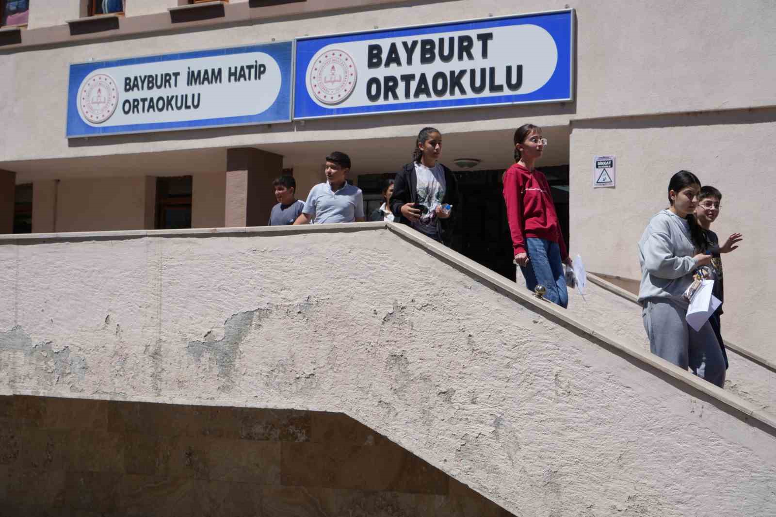 Bayburt&rsquo;ta 876 &ouml;ğrenci LGS heyecanı yaşadı