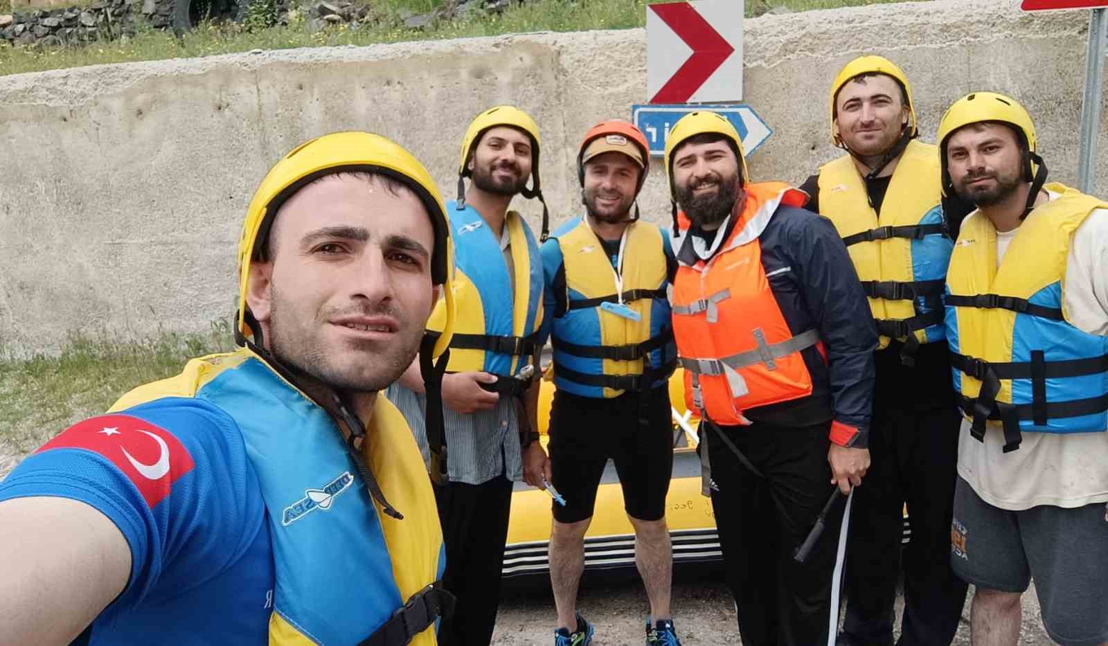 Bayburtlu gen&ccedil;ler bayramın son g&uuml;n&uuml;nde &Ccedil;oruh&rsquo;un hır&ccedil;ın sularında k&uuml;rek &ccedil;ekti