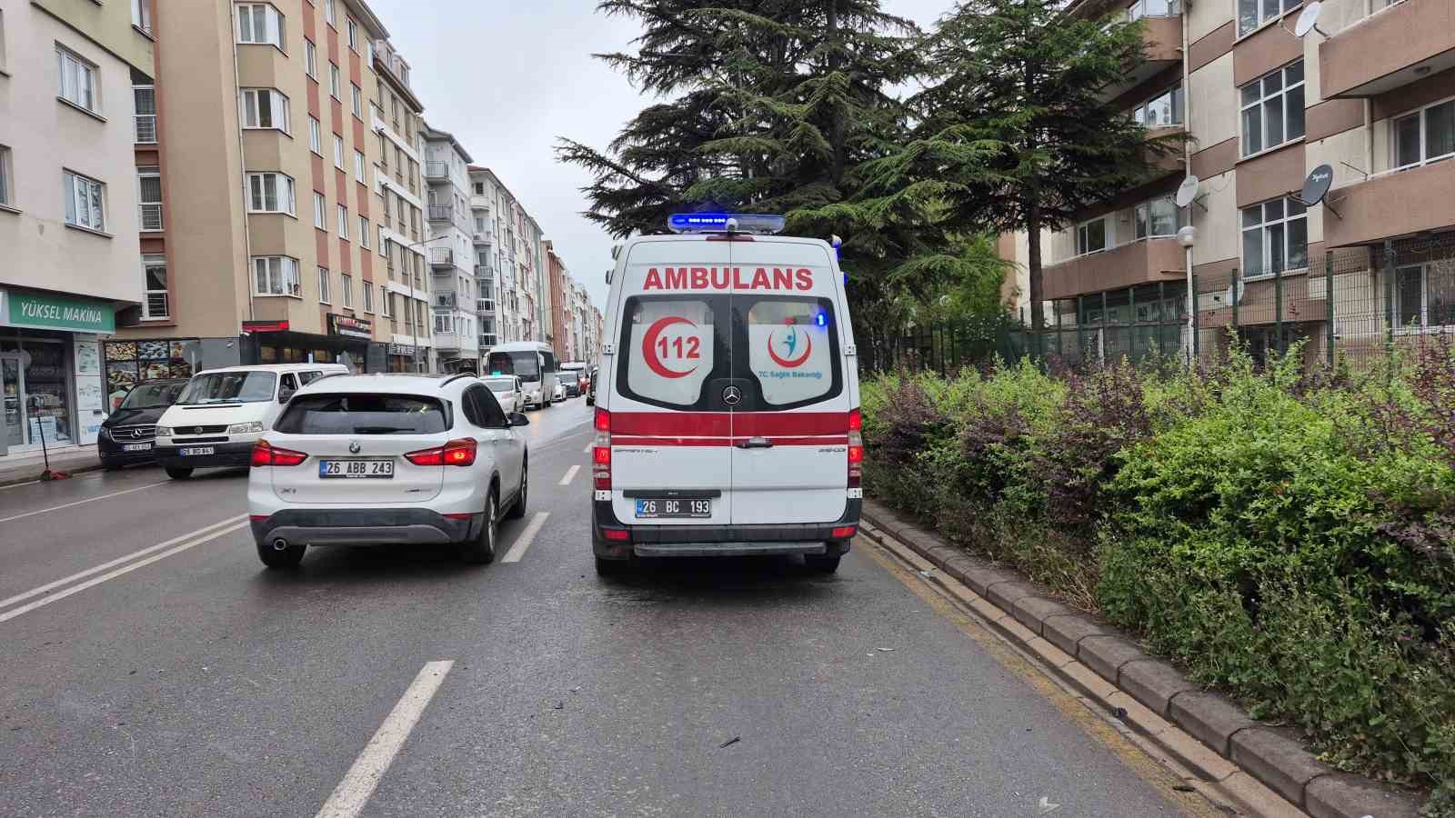 Caddede U d&ouml;n&uuml;ş&uuml; yapmaya &ccedil;alışan otomobil motosikletle &ccedil;arpıştı: 2 yaralı