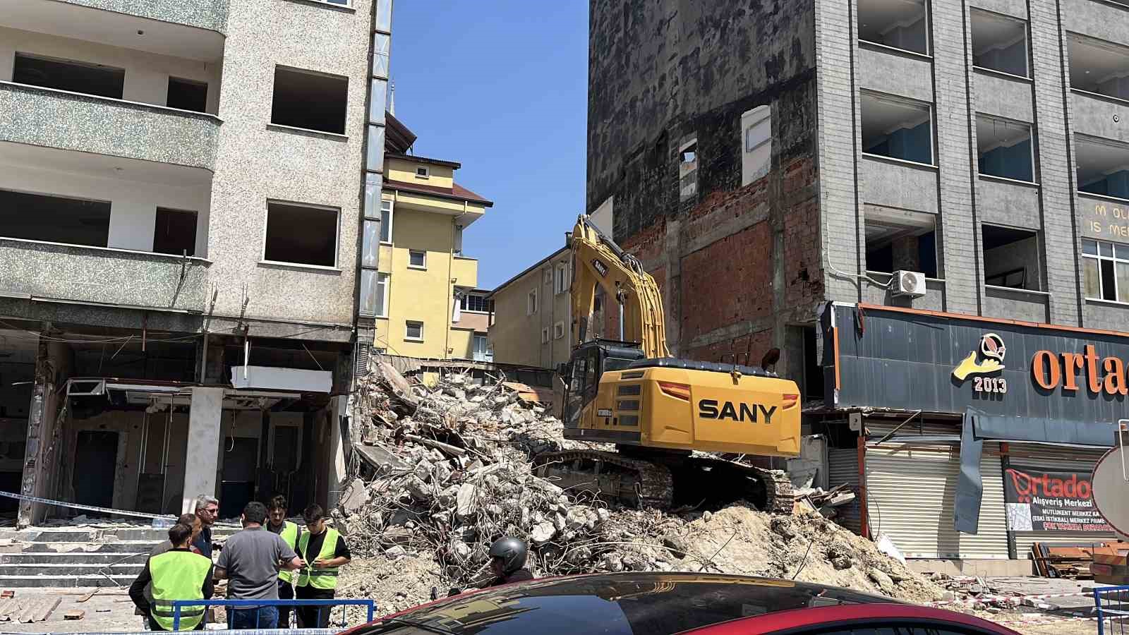 Gebze&rsquo;de 4 kişinin &ouml;ld&uuml;ğ&uuml; facianın ardından boşaltılan 22 riskli yapının yıkımına başlandı