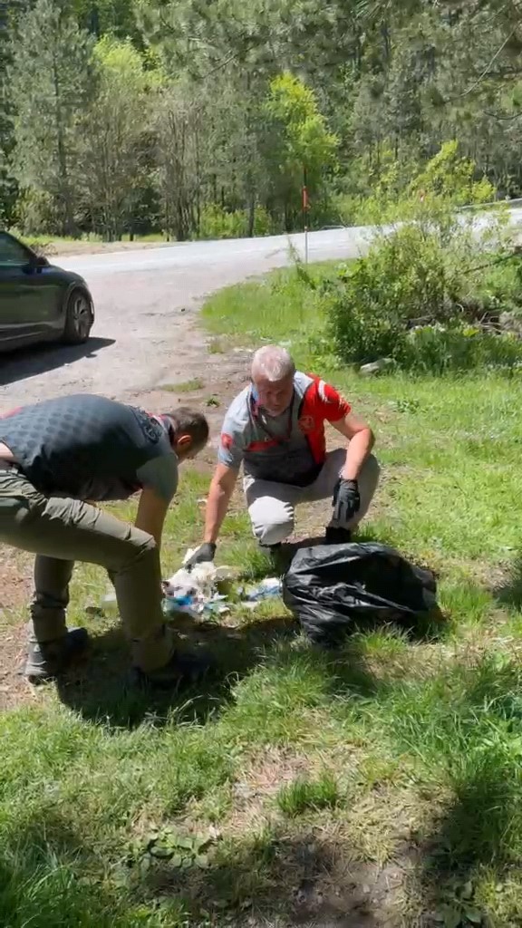 K&uuml;tahya&rsquo;da kirlenen mesire alanını Eskişehirli motosiklet grubu temizledi