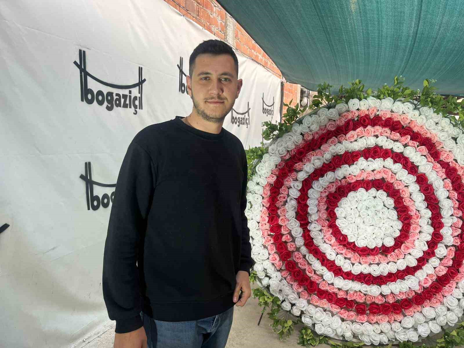 Evlilik teklifi i&ccedil;in hazırlattığı dev &ccedil;i&ccedil;eği kurtarıcı ile taşıdı