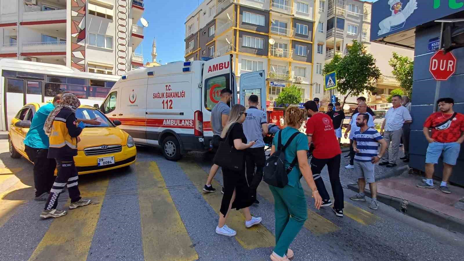 Efeler&rsquo;de yolun karşısına ge&ccedil;mek isteyen kadına taksi &ccedil;arptı: 1 yaralı