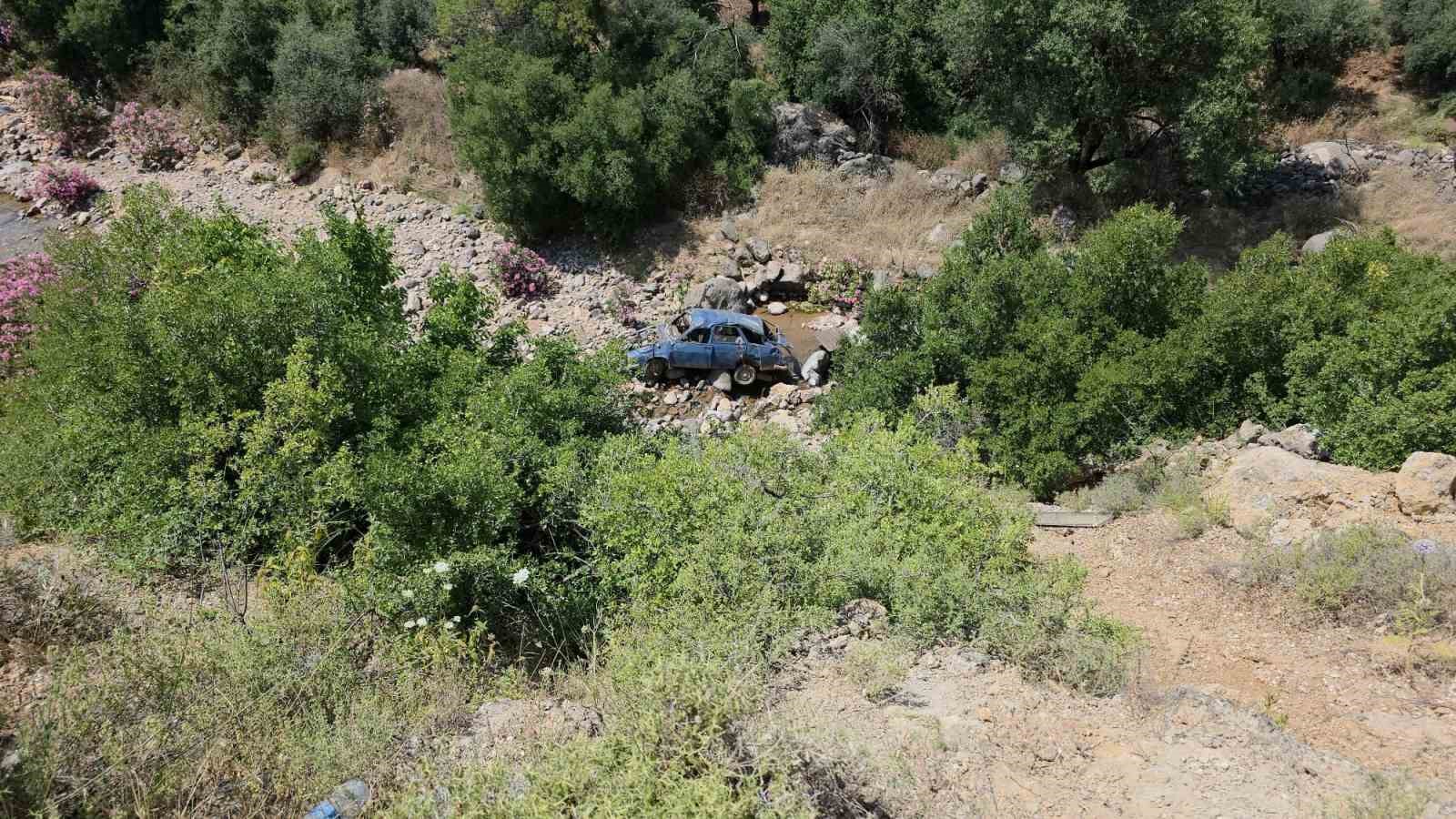 U&ccedil;urumdan yuvarlanarak hurdaya d&ouml;nen otomobilin s&uuml;r&uuml;c&uuml;s&uuml; yaralandı