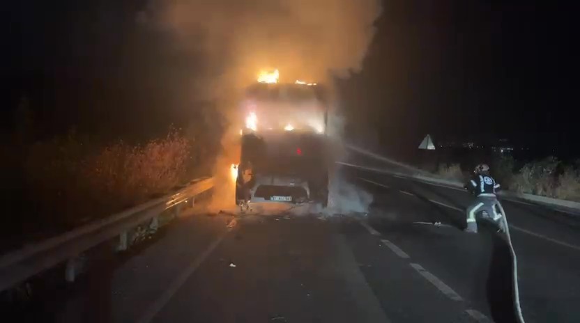 Denizli&rsquo;de seyir halindeki tır alev alev yandı
